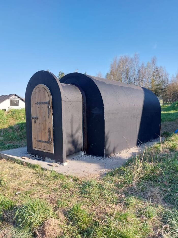 Hotový zahradní sklípek s předsíní, nainstalovaný na pozemku klienta v Hlinsko